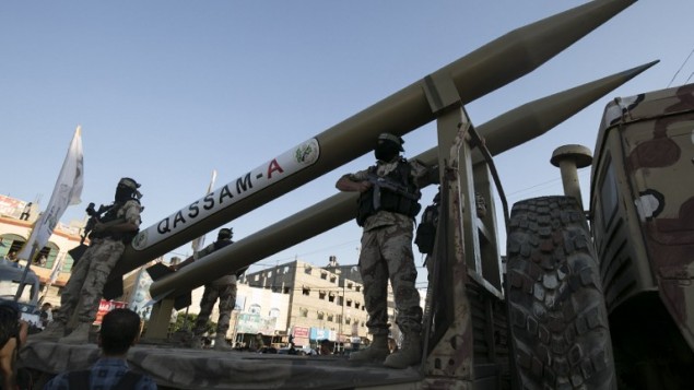 Kotitekoinen Qassam raketti anti-Israel sotilasparaatissa 21.8.2016 Rafahissa (AFP / SAID KHATIB)